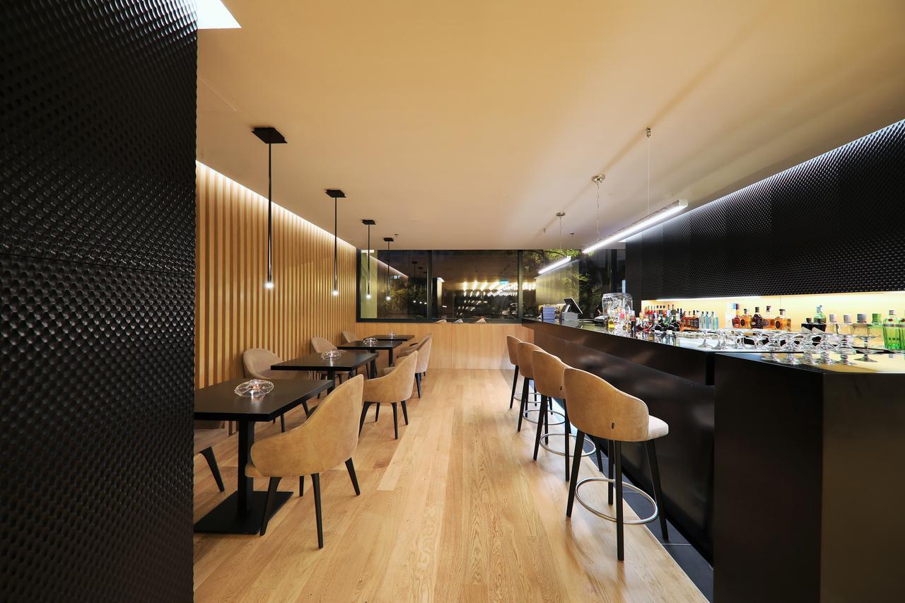 Iberostar Selection Lisboa Hotel Luaran gambar The bar at the 2012-opened lounge