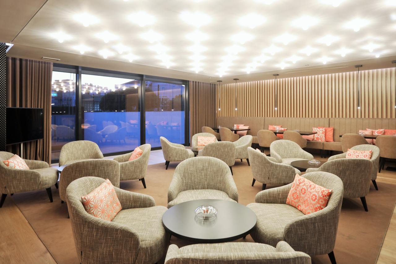 Iberostar Selection Lisboa Hotel Luaran gambar The lounge at the airport