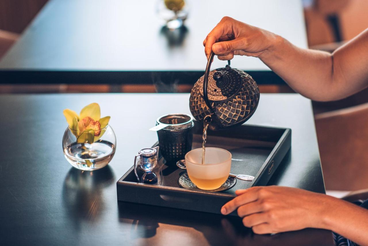 Iberostar Selection Lisboa Hotel Luaran gambar Tea being poured into a teacup
