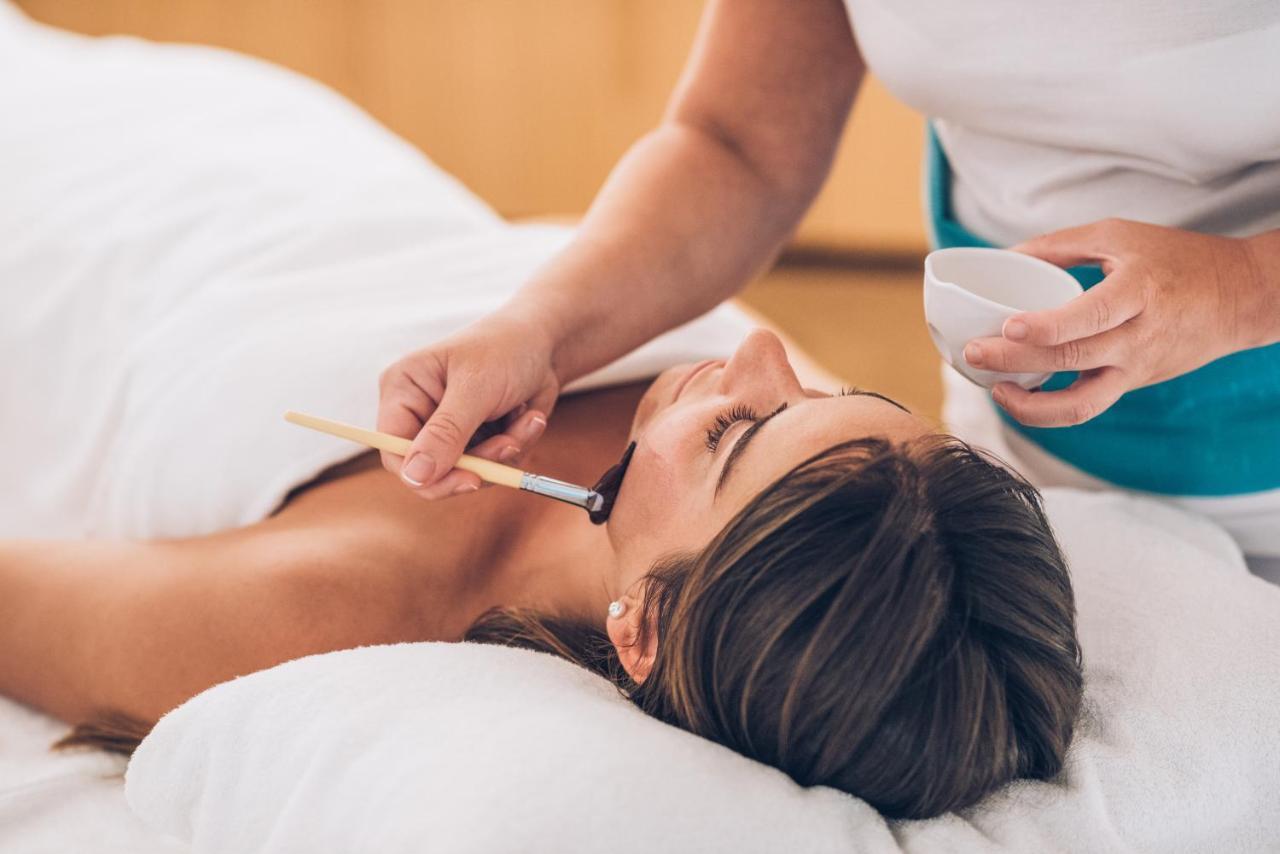 Iberostar Selection Lisboa Hotel Luaran gambar A woman receiving a facial treatment