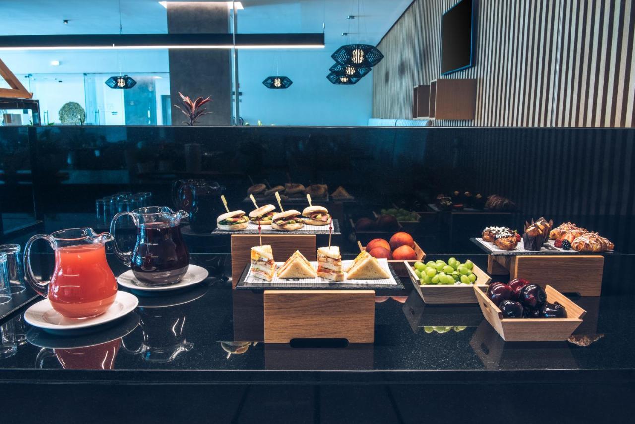 Iberostar Selection Lisboa Hotel Luaran gambar A selection of food at the lounge