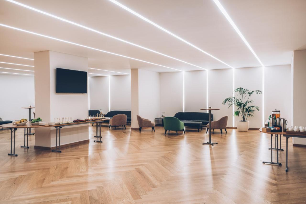 Iberostar Selection Lisboa Hotel Luaran gambar The lounge at the airport