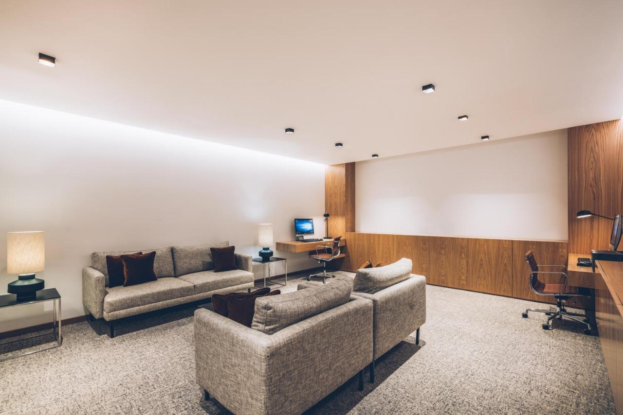 Iberostar Selection Lisboa Hotel Luaran gambar The private lounge at the airport